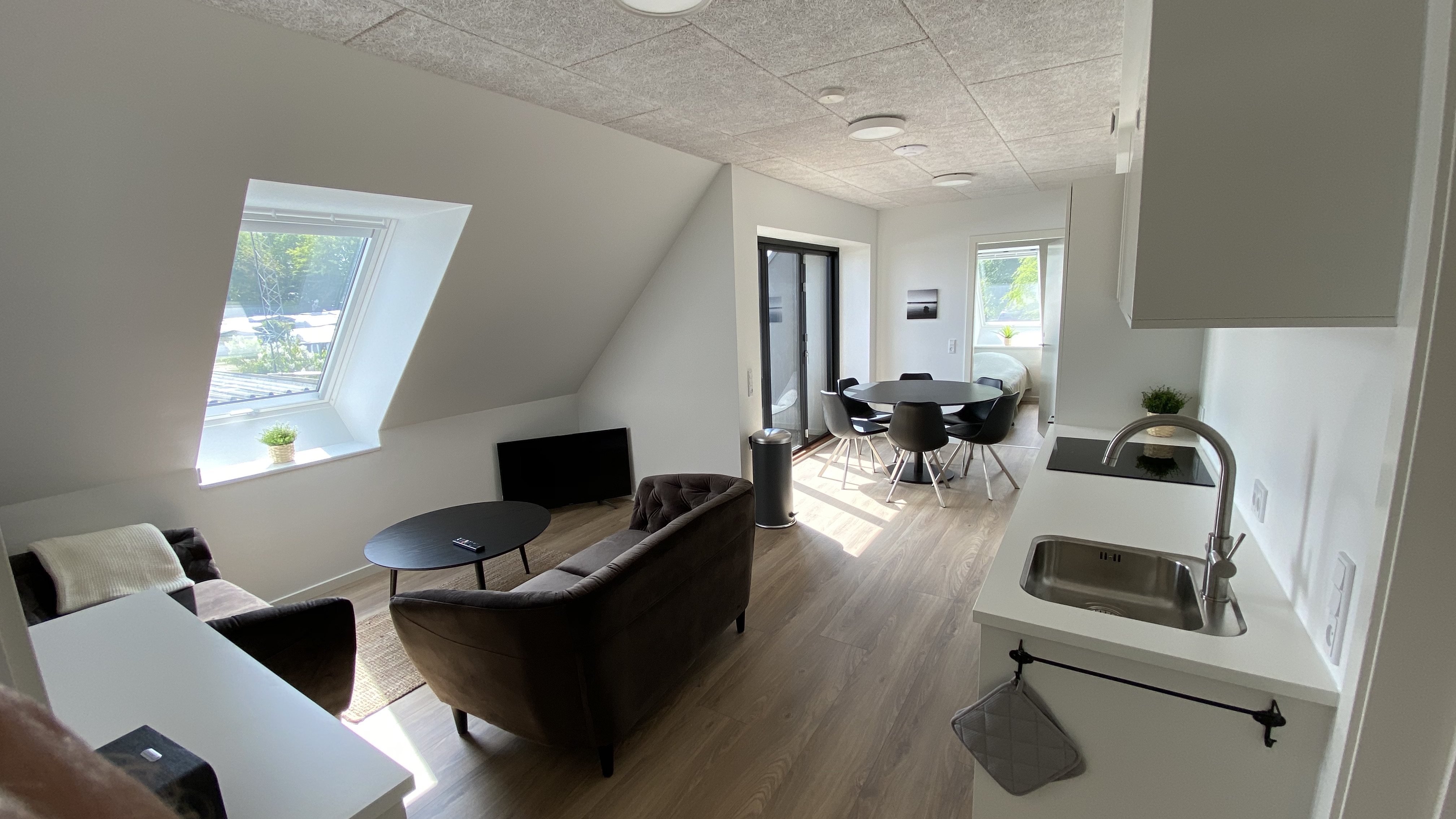 Download Et sovevaerelse til leje i lang strand ca For iPhone