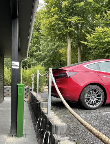 Charging station supported by solar cells